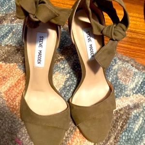 Steve Madden size 6.5 ankle tie heel